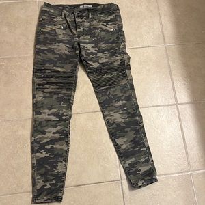 Refuge camo skinny moto jeans